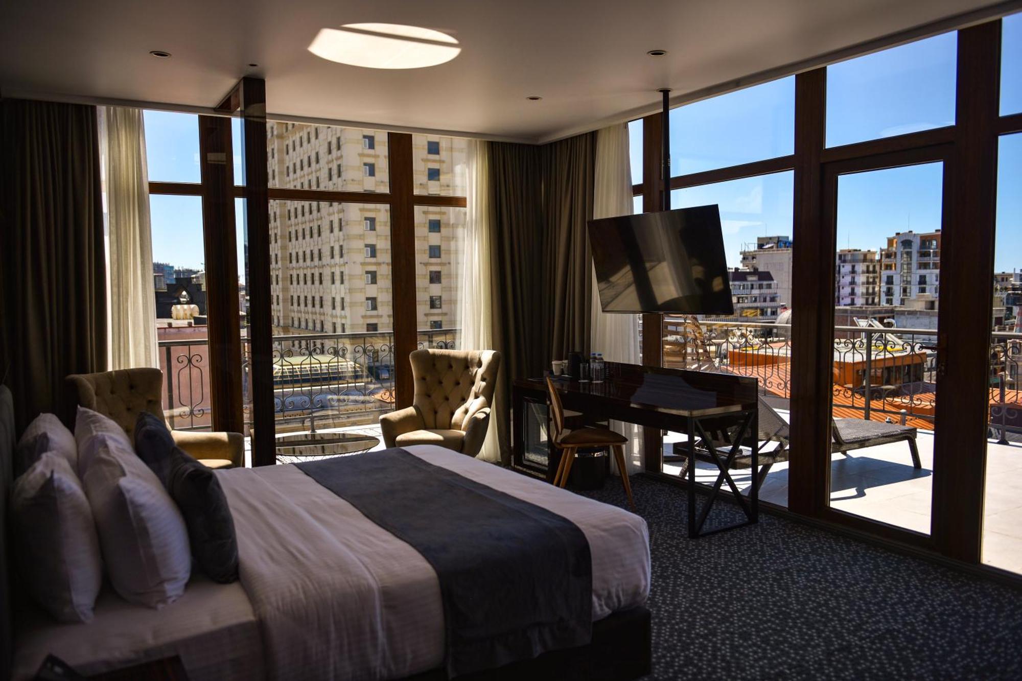 Hotel Monarch Batoemi Buitenkant foto