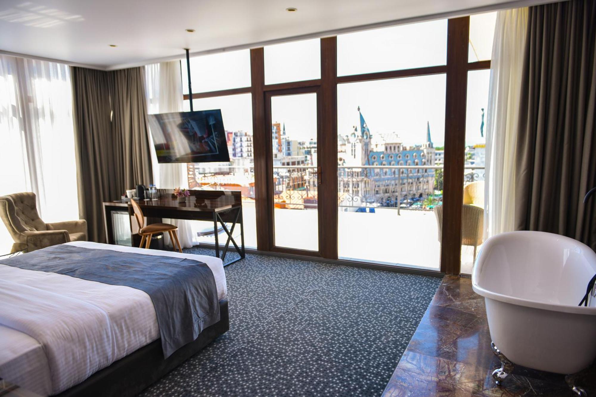 Hotel Monarch Batoemi Buitenkant foto